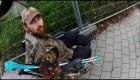 Český motorkář pomáhá vozíčkáři