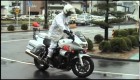 Policajt skáče s motorkou