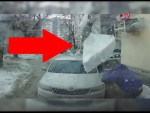 Kusy ledu spadl ze střechy auta