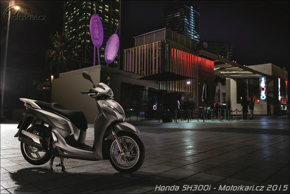 Honda SH300i 2015: větší zátah a víc místa | Motorkáři.cz